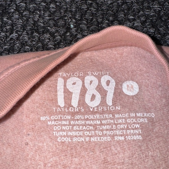 Taylor Swift 1989 Taylor’s Version Crewneck Sweatshirt Women’s Small Pink - Picture 2 of 5